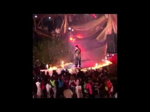 На концерте в Дагестане загорелась сцена. Артист не растерялся! смотреть онлайн