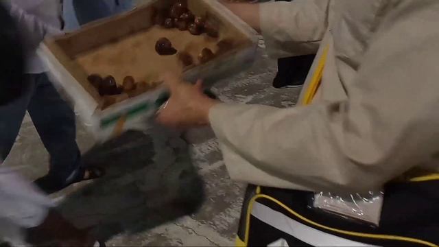 Как заработать награды в Мекке? Раздача фиников в мечети аль-Харам в Мекке