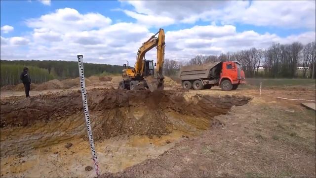 экскаватор копает котлован