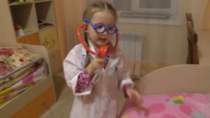 Игра в доктора стоматолога  Дантист Непослушный малыш капризничает Детский канал Арина и Н