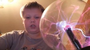 Что будет если поднести iPhone к плазменному шару с молниями