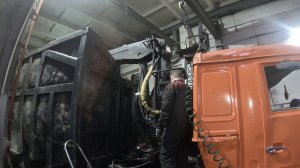 Ломовоз-КАМАЗ. Устраняем течь основного гидроцилиндра и гидрораспределителя манипулятора ВЕЛМАШ 97
