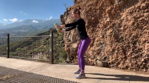 Приседания с подъемом гантелей вверх