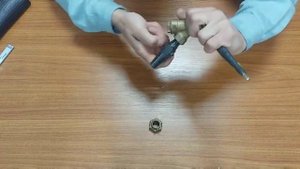 как выкрутить осколок резьбы