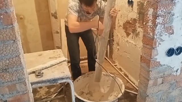 Строю сам. Штукатурю несмотря на праздник... Потоп у соседа... смотреть онлайн