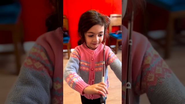 Beginning violin student working on a relaxed bow hold through bow changes using the Hold Fish® смотреть онлайн