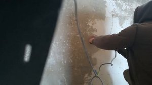 Чистим стены от краски подготовка стен для плитки