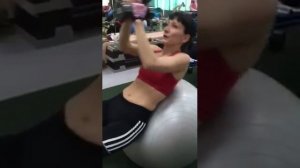 Анна Куркурина-тренировка на фитболе
