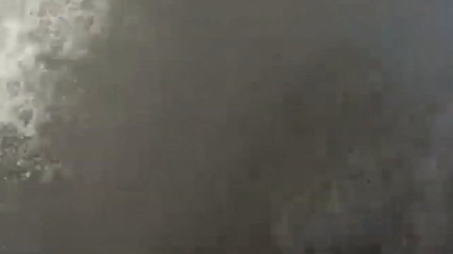 Огромные волны в Сочи - смывают человека в море!... смотреть онлайн