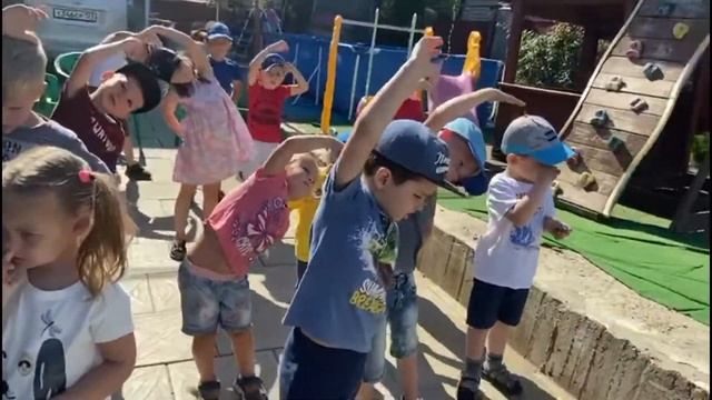 Позитивия 10 07 2020 Утренняя зарядка, гимнастика на свежем воздухе воспитатель Александра Бычкова смотреть онлайн