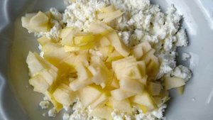 Сладкие творожные хинкали с яблоком и смородиной