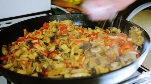 Гречка с курицей и грибами в горшочках. Простой рецепт.