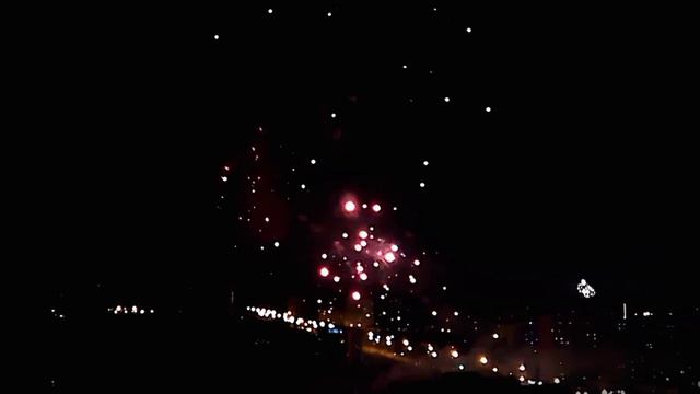 Салют в честь дня победы в Тольятти.