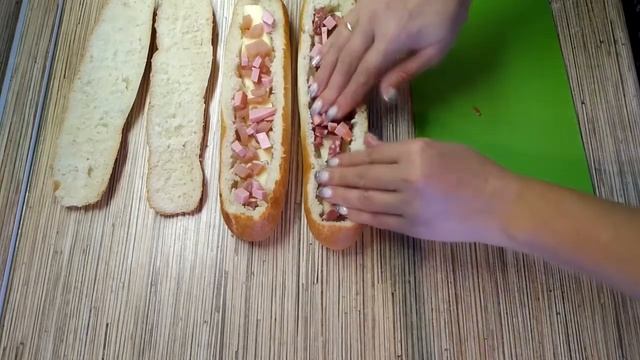 Вкусный завтрак - горячий хрустящий багет с начинкой