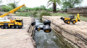 Спасаем трактор, упавший в реку