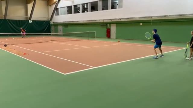 Групповое занятие теннисом с тренером Никитой Мишиным. Детская группа смотреть онлайн