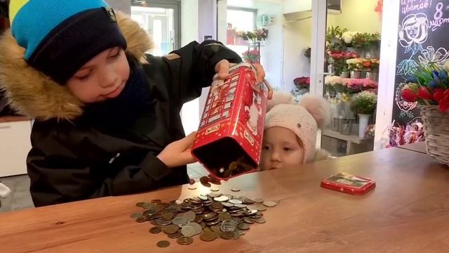 Глава города Кургана Елена Ситникова поздравляет женщин с женским днем 8 марта.