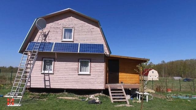 Солнечная электростанция с разнонаправленным массивом солнечных панелей в посёлке Лопухинка