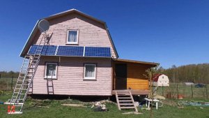 Солнечная электростанция с разнонаправленным массивом солнечных панелей в посёлке Лопухинка