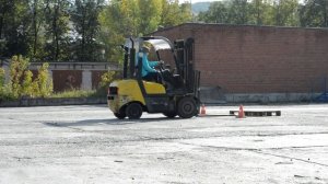 Девушка работает на погрузчике