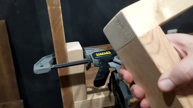 Простая приспособа для скрепления мебельных щитов под углом 90 градусов смотреть онлайн
