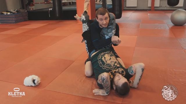 Болевой на руку в партере или армбар из треугольника в бразильском джиу–джитсу смотреть онлайн