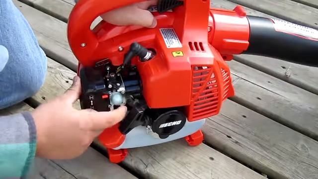 Садовый воздуходув ECHO PB 250 в действии смотреть онлайн