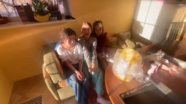 Девочки пекут имбирные пряники в подарок для бабушки и мамы.?? смотреть онлайн