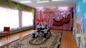 танец "Гвоздики" средняя группа, муз. руководитель Биянова А.Э.