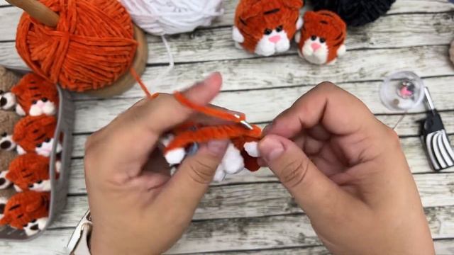Вязаный мини тигр брелок крючком. Мастер класс. Плюшевый тигрёнок.
