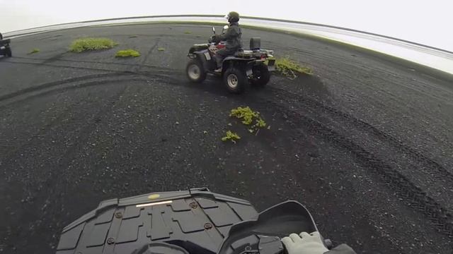 Исландия, Вик. Квадроциклы на пляже с чёрным песком смотреть онлайн