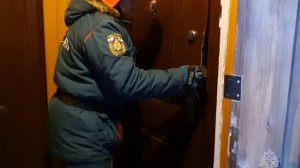 На Камчатке спасатели совместно с полицейскими вскрыли дверь, где пенсионерка нуждалась в помощи