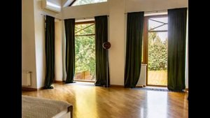 Современный дом с панорамным остеклением в поселке на Риге 10 км