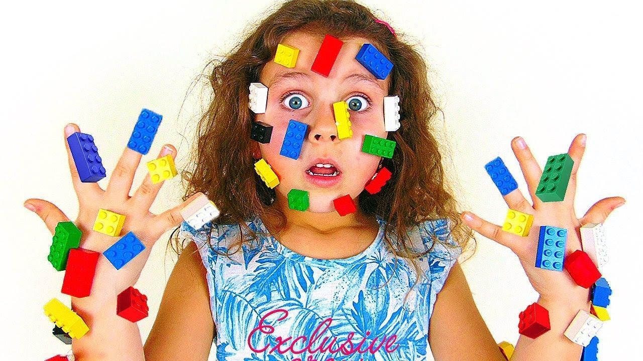 Милана и папа играют в лего для детей. смотреть онлайн