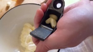 Жареная тыква, с чесноком и майонезом.