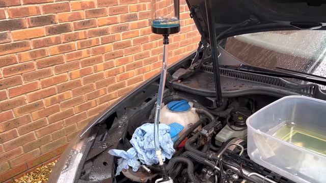 Removing air from diesel pump on a VW Golf 1.6 TDi CAYC - смотреть онлайн