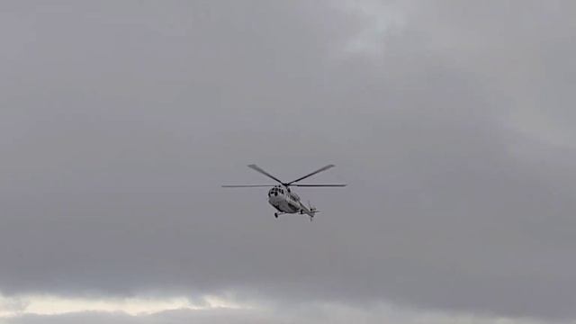 А снег в горах уже неделю и солнечный,слепящий диск-чарует голубой атлас небес и арбис гор изящный. смотреть онлайн