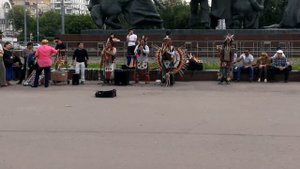 Индейцы играют на улице в Москве
