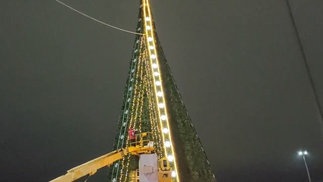 В Уральске установили Ёлку. Начинают наряжать. 22 декабря 2022