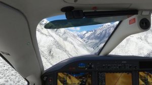 Полет в Гималаях зимой и посадка в аэропорту Lukla. Landing at Lukla airport in winter. Cockpit vie