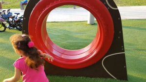 Дети играют в парке