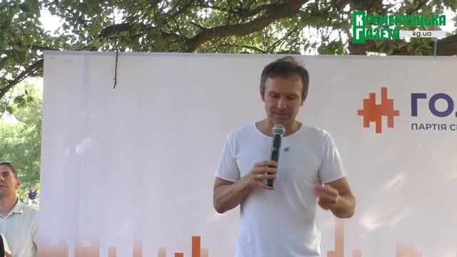 Вакарчук в Кременчуге объяснил, чем его бесплатные концерты отличаются от бесплатной гречки смотреть онлайн