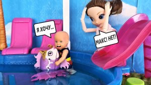 ИСПОЛНЮ ТРИ ЖЕЛАНИЯ? Макс и золотая рыбка в бассейне. Смешные куклы Барби веселая семейка ДАРИНЕЛКА