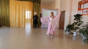 Александра танцует девичий осетинский танец в школе. 25 ноября 2018 г.