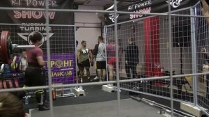 Аня Парджиани,  21 год - присед со штангой 220 кг на 7 раз.