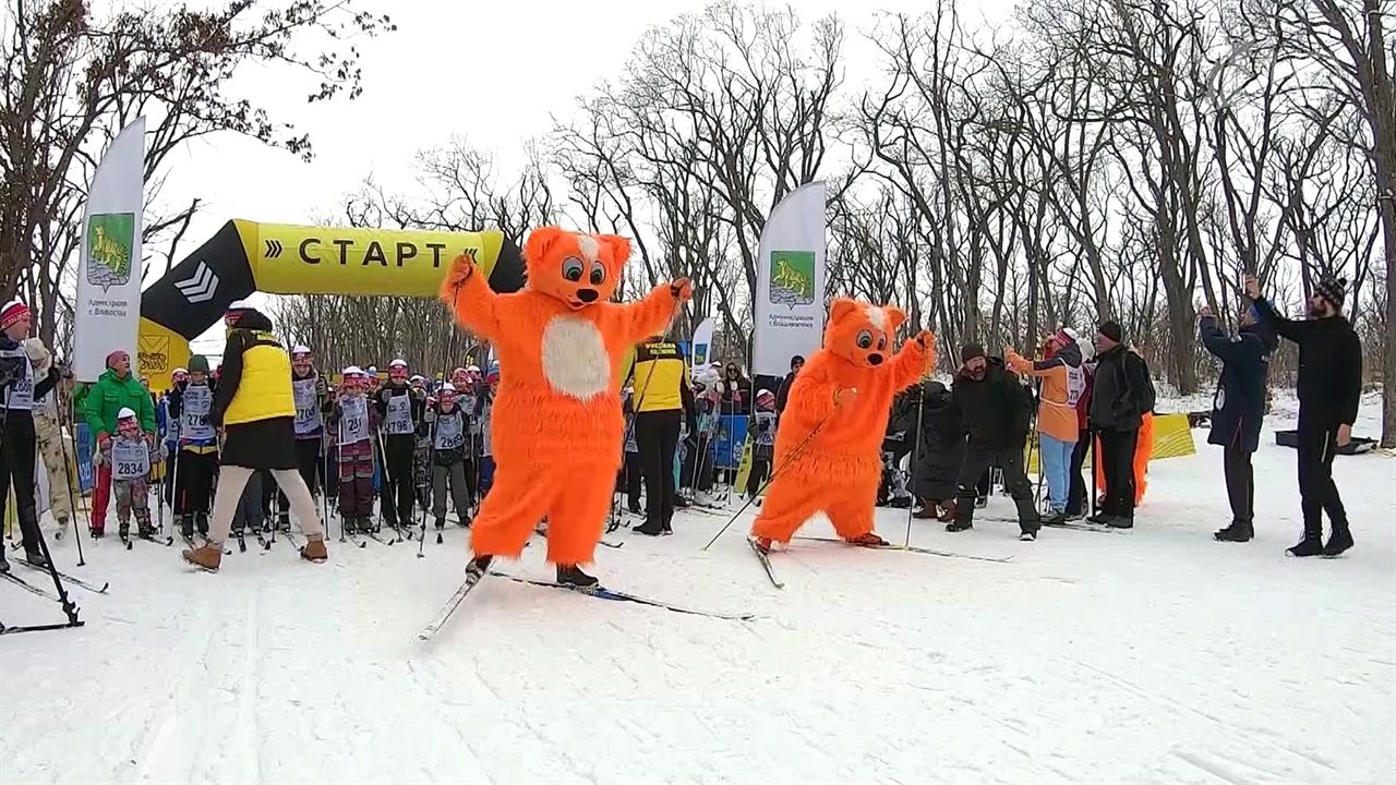 Сотни тысяч участников собираются на ежегодный спортивный праздник "Лыжня России"