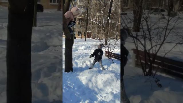 Прыжок с 3 метров!? ( опасно ли это ? ) и паркур в снег ?✌️ [ МС Рита] https://youtu.be/D5ijgxM8Yr смотреть онлайн