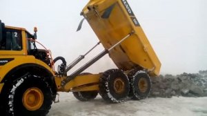 Volvo A35F.разгрузка