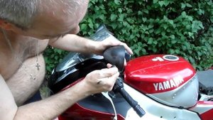 Убираем царапины с пластика зеркала.MP4