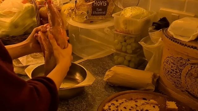 Каждый год одно и тоже, главное друг друга не жрать. Мои хлопоты на кухне... смотреть онлайн